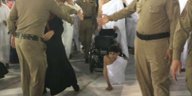 Masya Allah, Bocah Tanpa Kaki Ini Tawaf dengan Tangan