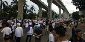 Bus TransJakarta Tabrak Pedagang Asongan Saat Demo FPI