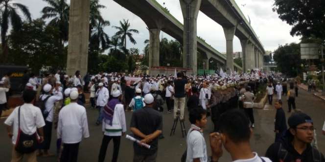 Bus TransJakarta Tabrak Pedagang Asongan Saat Demo FPI
