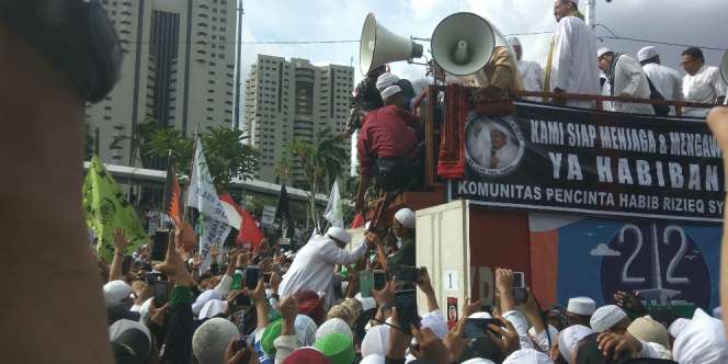 Usai Diperiksa Polisi, Habib Rizieq Disambut Takbir Massa FPI