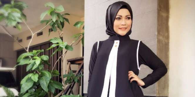 Tampil Menarik Dalam Balutan Hitam-Putih Ala Regina Vanhoutten