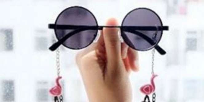 Percantik Kacamata dengan Gantungan Rantai Warna-warni