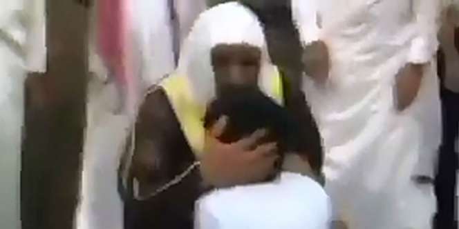 Imam Masjidil Haram Peluk Anak yang Tawaf dengan Kedua Tangan
