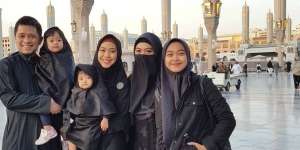 Umroh Bareng Keluarga, Adik Oki Setiana Dewi Curi Perhatian