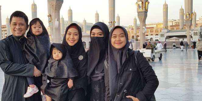 Umroh Bareng Keluarga, Adik Oki Setiana Dewi Curi Perhatian