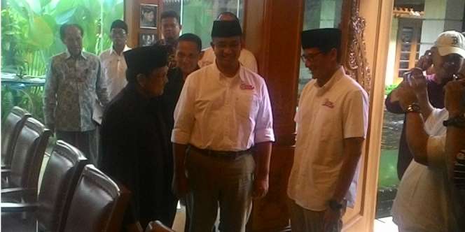Minta Restu, Sandiaga Uno Cium Tangan Habibie