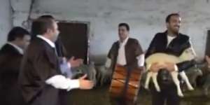 Mau Hidangan Jadi Lezat, Teknik Penjual Kebab Ini Bikin Heran