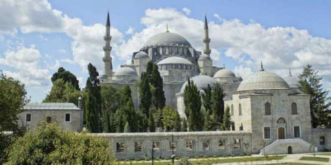 Kisah Mengejutkan di Balik Marmer Merah Masjid Sulaimaniah