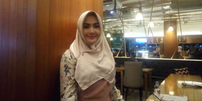 Edies Adelia Didekati Banyak Ustaz