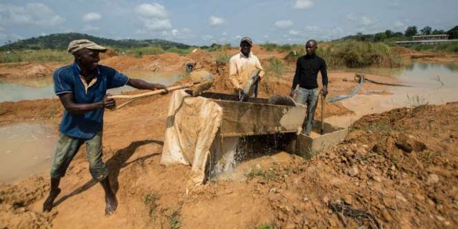 Kehidupan Penambang `Berlian Darah` yang Memilukan