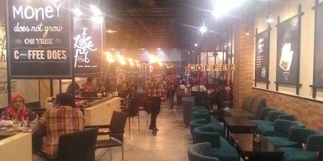 Nobar Debat Pilkada DKI Jakarta di Kafe