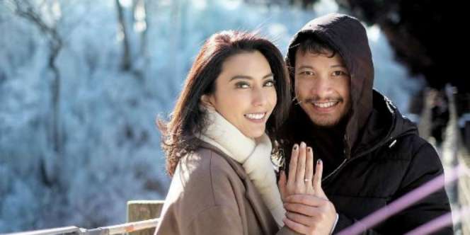 Momen Romantis Tyas Mirasih Dilamar Kekasih