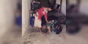 Mengharukan, Momen Tentara Cium Kaki Ibunda