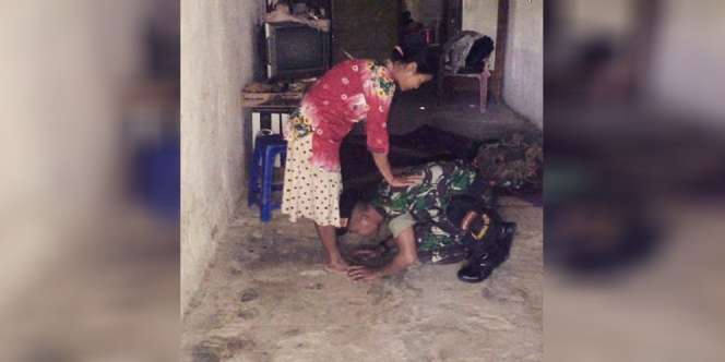 Mengharukan, Momen Tentara Cium Kaki Ibunda