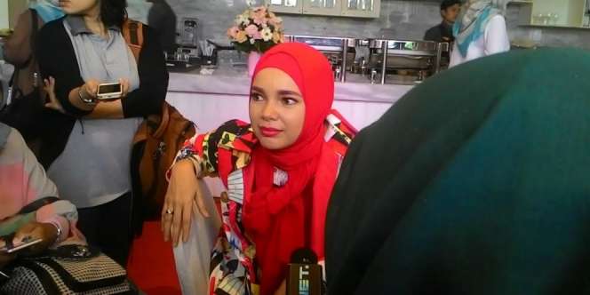 Jatuh sampai Kaki Retak, Dewi Sandra Pakai Tongkat