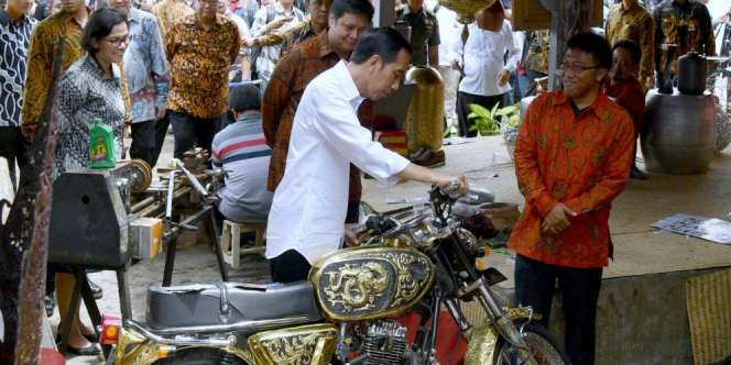 Jokowi Kenang `Tongkrongan` Bareng Perajin Tembaga