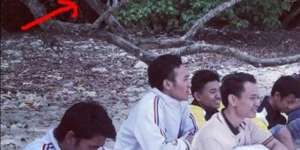 Foto di Pantai Ini Biasa Saja, Tapi Lihat di Belakangnya