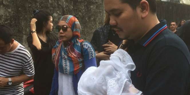 Air Mata Indra Bekti Saat Gendong Anak ke Liang Lahat