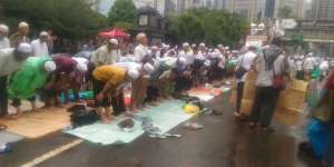 Massa di Jalan Sudirman Khusyuk Sholat di Bawah Guyuran Hujan