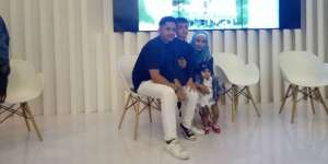 Tengok Gaya Kompak Batik Sarimbit Hengky Kurniawan & Istri
