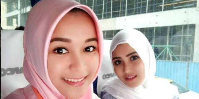 Gaya Busana Hijab Adik Ayu Ting Ting Jadi Sorotan