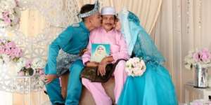 Foto Pernikahan Mengharukan, Bawa Foto Almarhumah