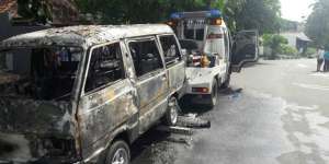 Tak Terima Diderek, Pria Ini Bakar Mobilnya di Pasar Senen