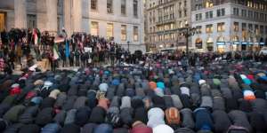 Protes Trump, Muslim Tutup Toko dan Sholat Jemaah di Jalanan
