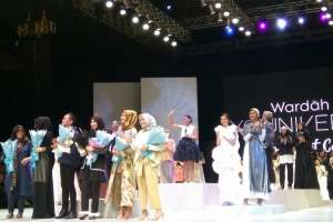 Spektakuler! Aksi 8 Desainer X Wardah di Celebration of Colors