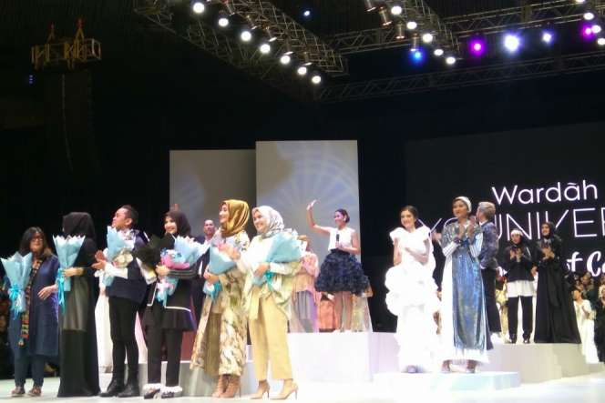 Spektakuler! Aksi 8 Desainer X Wardah di Celebration of Colors
