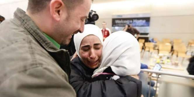 Berderai Air Mata, Kebahagiaan Muslim Diizinkan Masuk AS