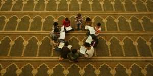 Amalan yang Lebih Bagus dari Itikaf Sebulan di Masjid Nabawi
