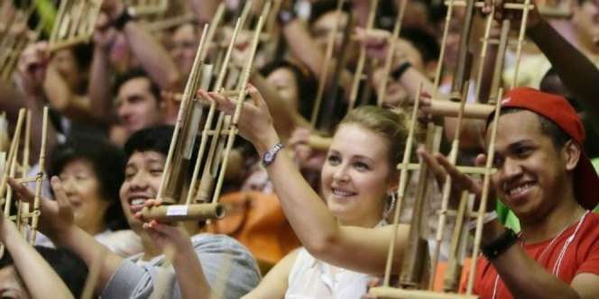 Angklung Bambu Guncang One World Festival di Osaka