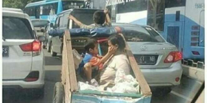 Mengharukan, Anak Kecil Ini Hibur Ibunya yang Kepanasan