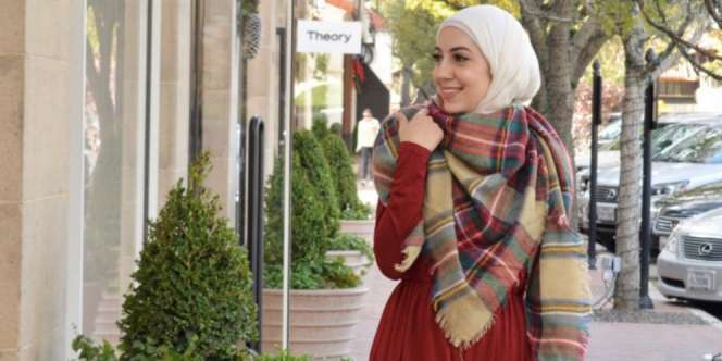 Dania Badawi: Setelan Minimalis di Musim Hujan