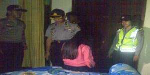 Ada Razia, Kabur Tinggalkan Pacar dan Sandal Dipakai di Tangan