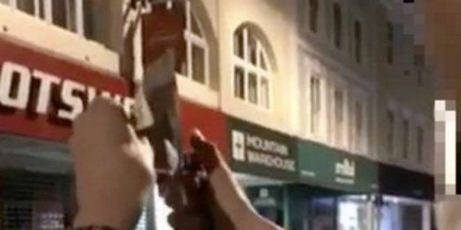 Mahasiswa Bakar Uang di Depan Tunawisma, Dikecam