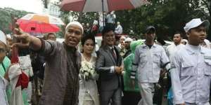 Sepasang Pengantin Dikawal Massa 112 ke Gereja Katedral