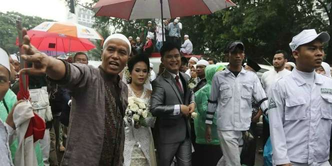 Sepasang Pengantin Dikawal Massa 112 ke Gereja Katedral