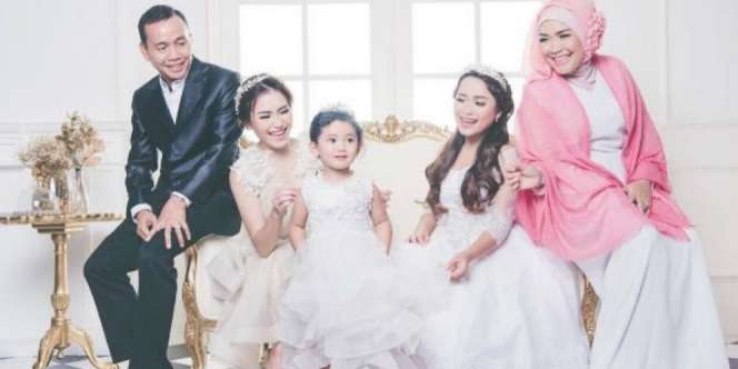 Pose Lucu Putri Ayu Ting Ting Bikin Gemas