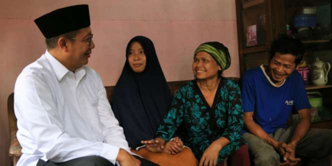 Keharuan Keluarga Sederhana Sambut Pak Menteri