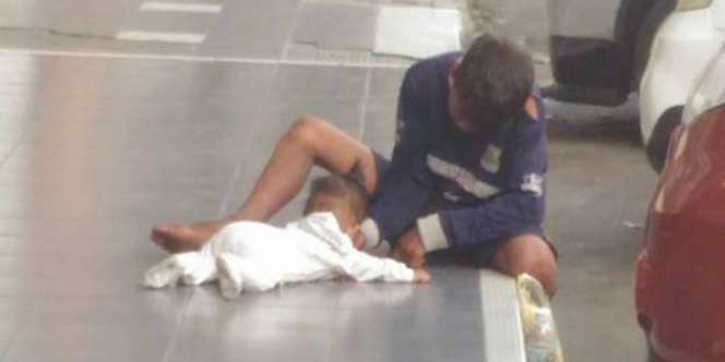 Adik Nangis Kelaparan, Sang Kakak Beri Jempol untuk Dihisap