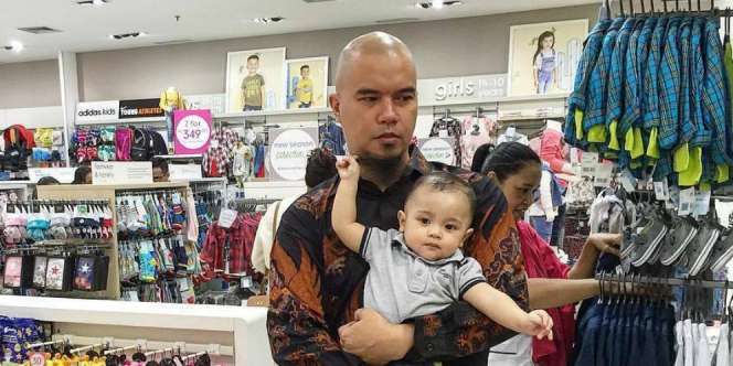 Lewatkan Masa Tenang Pilkada, Dhani Ajak Buah Hati Jalan-Jalan