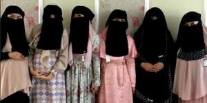 Istri Deny Cagur dan Adelia Pasha Kenakan Cadar?