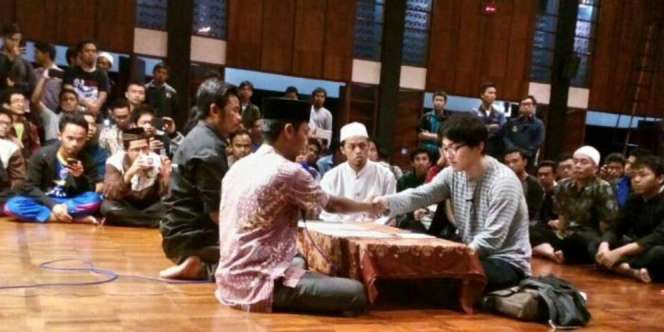 Alhamdulillah, Pria Jepang Ucap Syahadat di Masjid Salman ITB