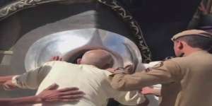 Saat Kakek Buta Cium Hajar Aswad di Kabah