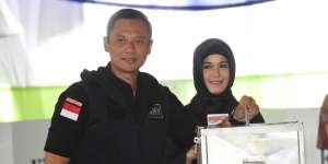 Annisa Pohan Tampil Cantik Berhijab Saat Dampingi Agus Nyoblos