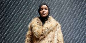 Halima Aden Kembali Beri Kejutan Baru Pecinta Mode Dunia