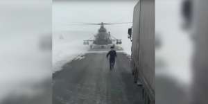 Heboh Heli Tempur Mendarat di Jalan, Sang Pilot Ternyata...