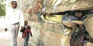 Pria Ini Hidup di Lubang Tembok